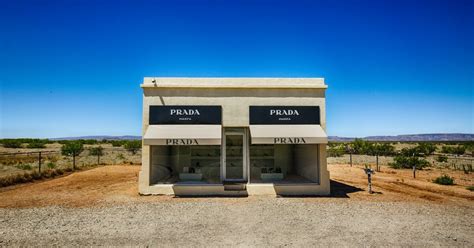 negozio prada vuoto nel deserto|Prada Marfa: l'installazione artistica nel cuore del deserto texano.